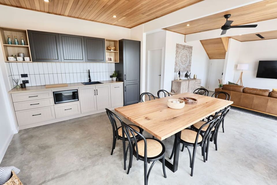 Downstairs Kitchenette and dining