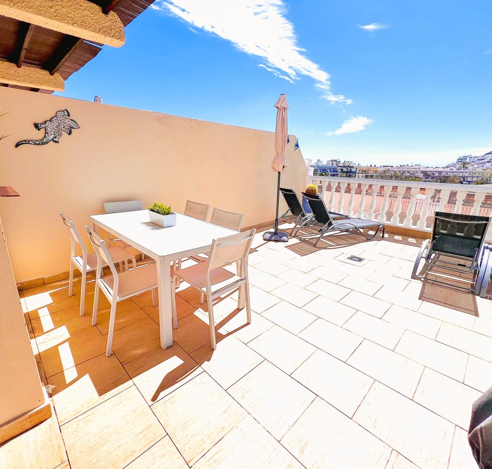 Spacious sunny terrace 