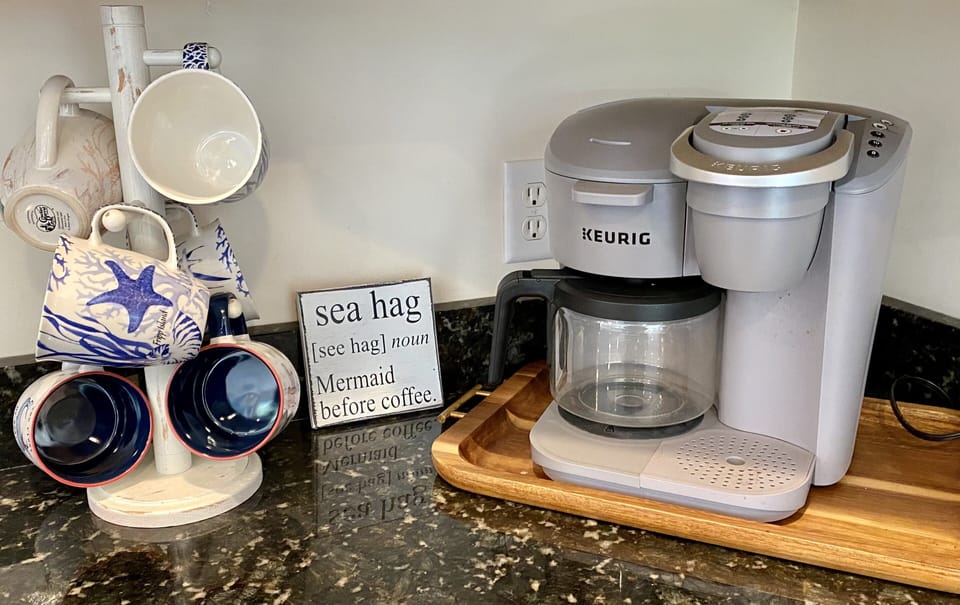 Coffee station with combination coffee pot & k-cups  