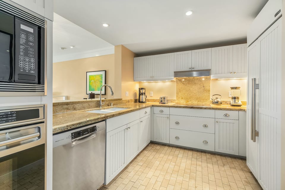 Gourmet kitchen - Fully stocked, Wolf appliances and Sub-Zero fridge/freezer. Just bring your food and coffee!