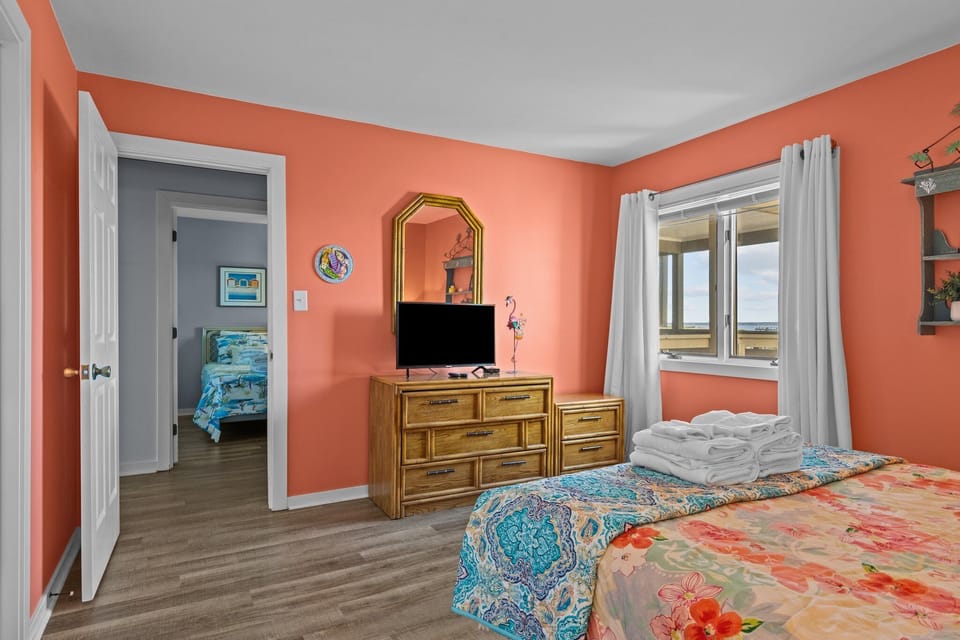 Bedroom 2 w/ Queen Bed