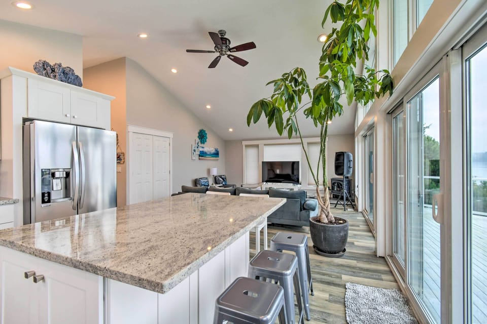 Fully Equipped Kitchen | Dishware & Flatware