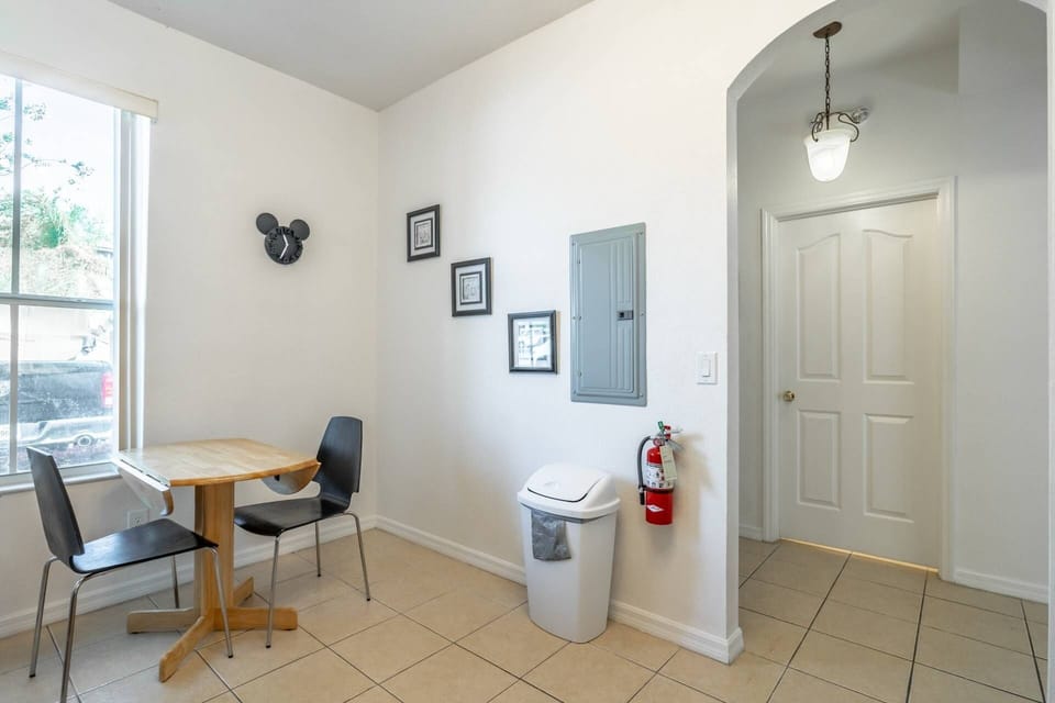 Kitchen 'Eat In' Area w/Seating for Two (2) Guests