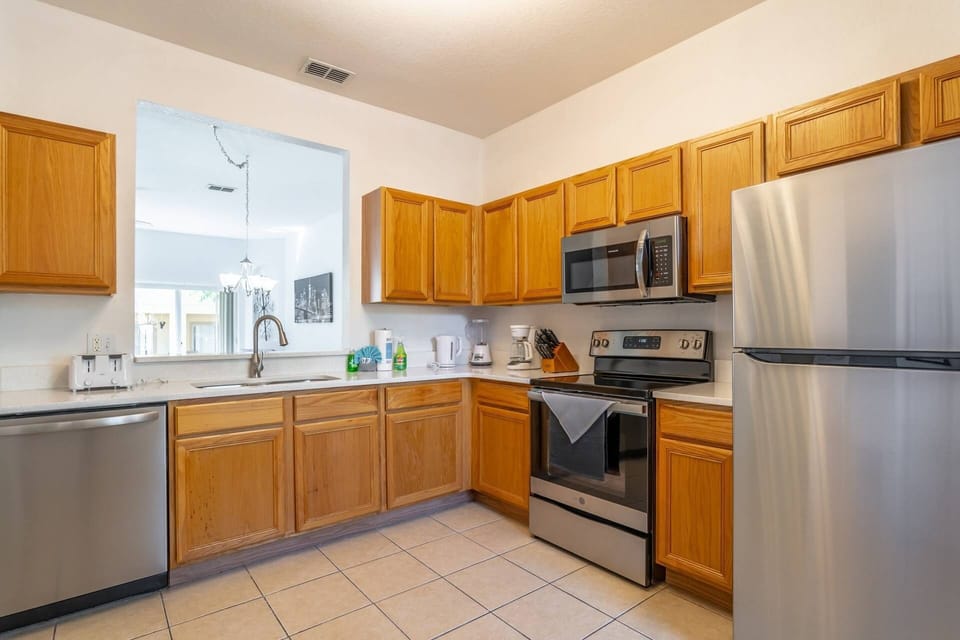 Spacious Chef's Kitchen w/New Stainless Steel Appliances