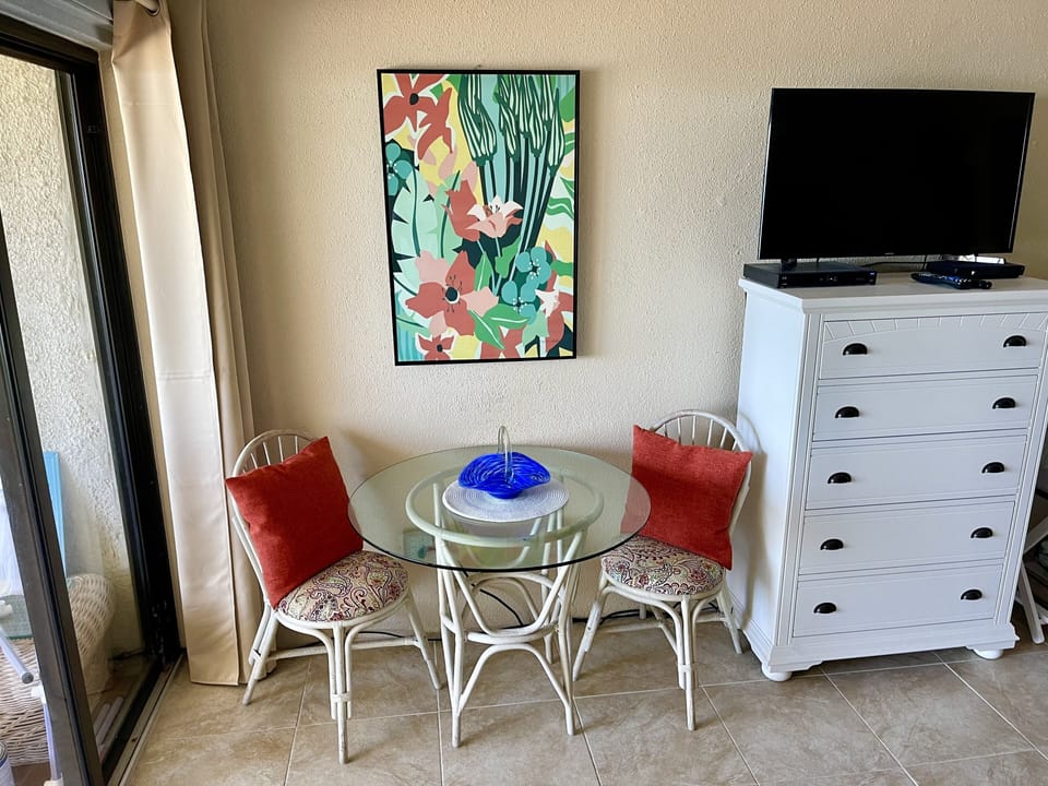 Studio 212 - Dining Area