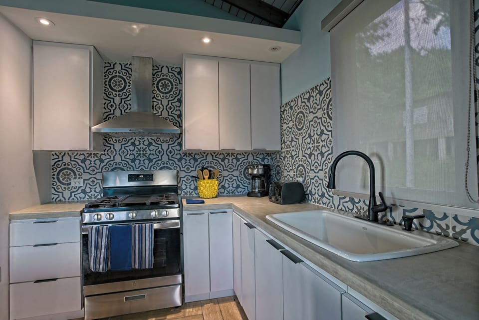 spacious kitchen with brand new appliances ! 