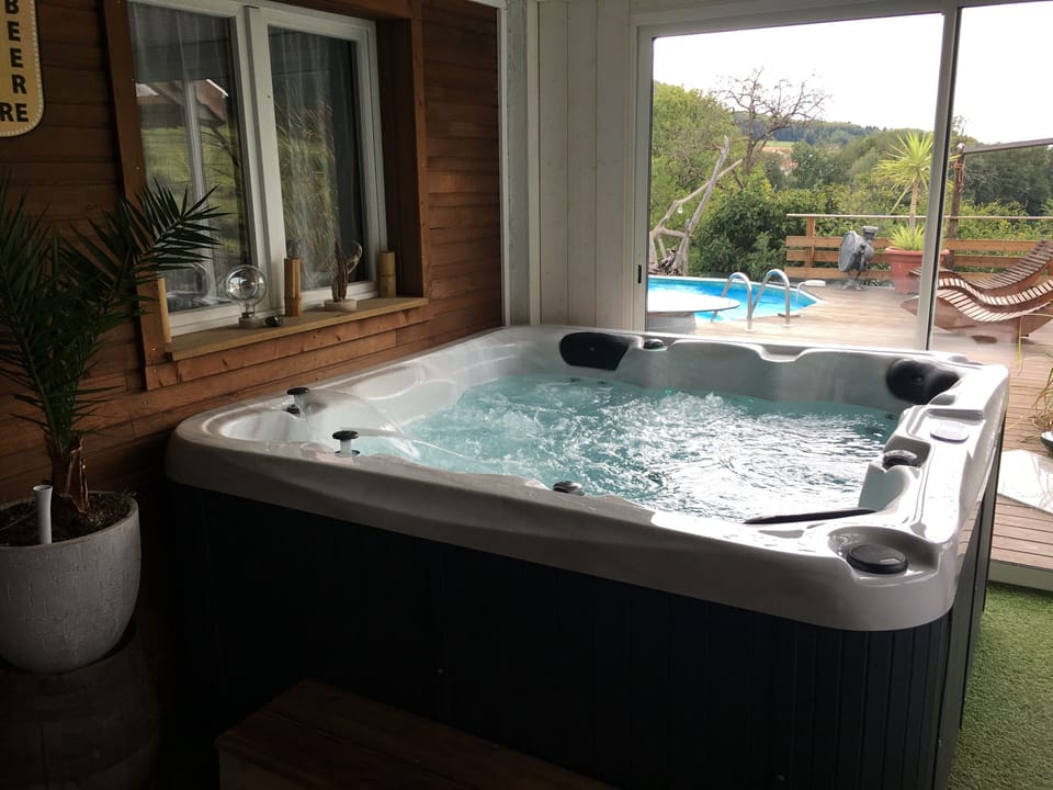 Indoor spa tub