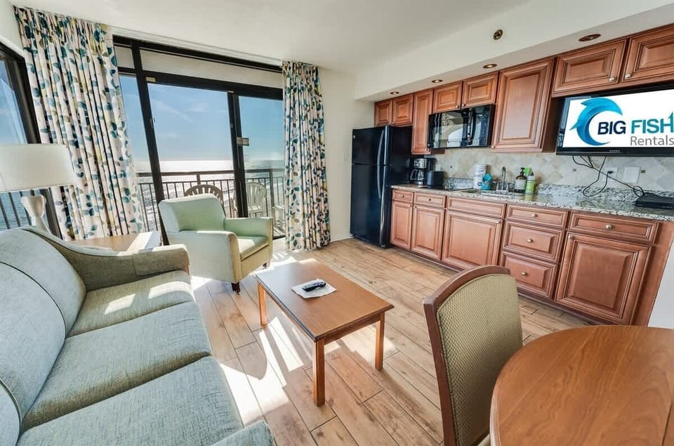 Living Room with Stunning Views☀️