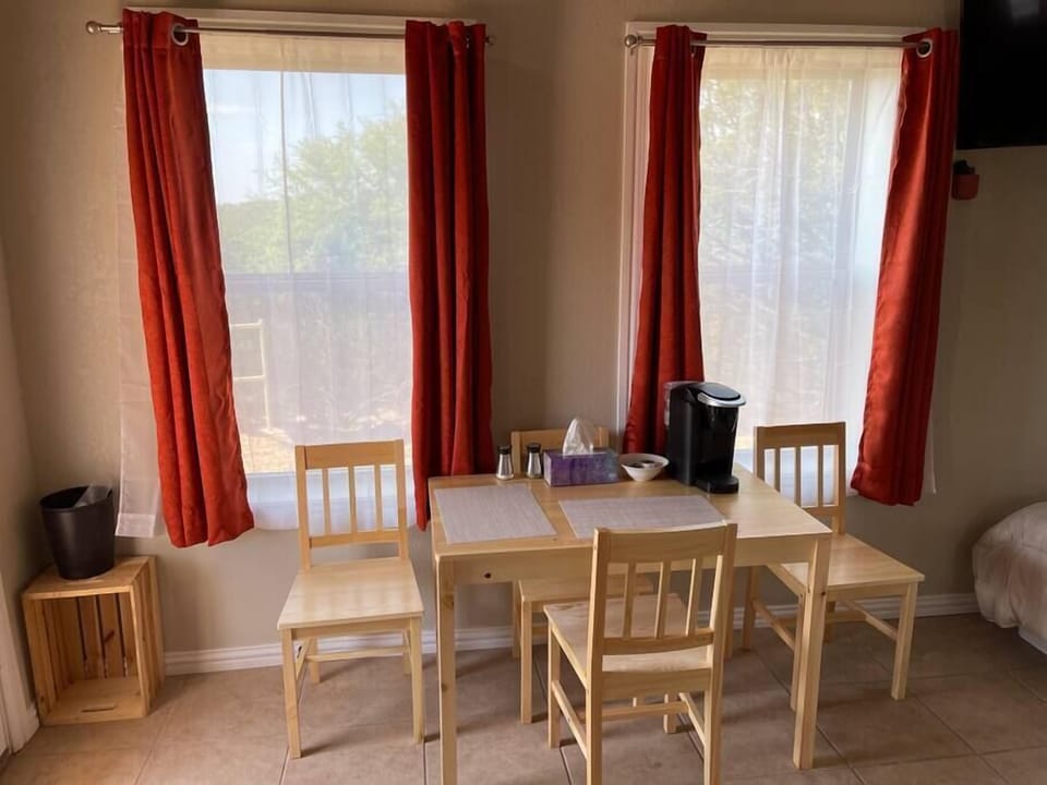 Lake Godstone Table Inspiration Cabin