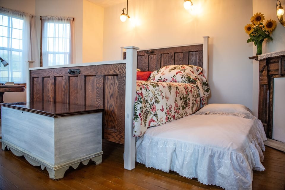 A rollaway tin trundle is suitable for your 3rd guest. 