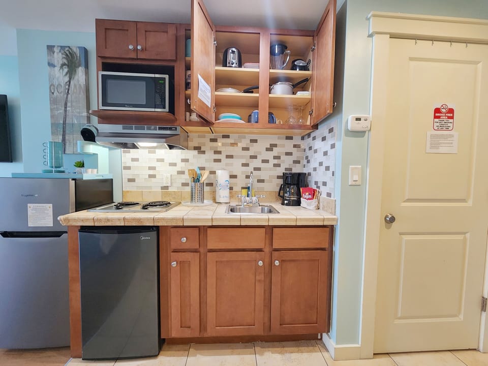Fully equipped kitchenette 