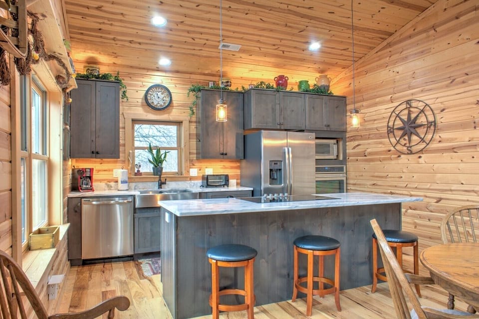 Fully Equipped Kitchen w/ Breakfast Bar Seating