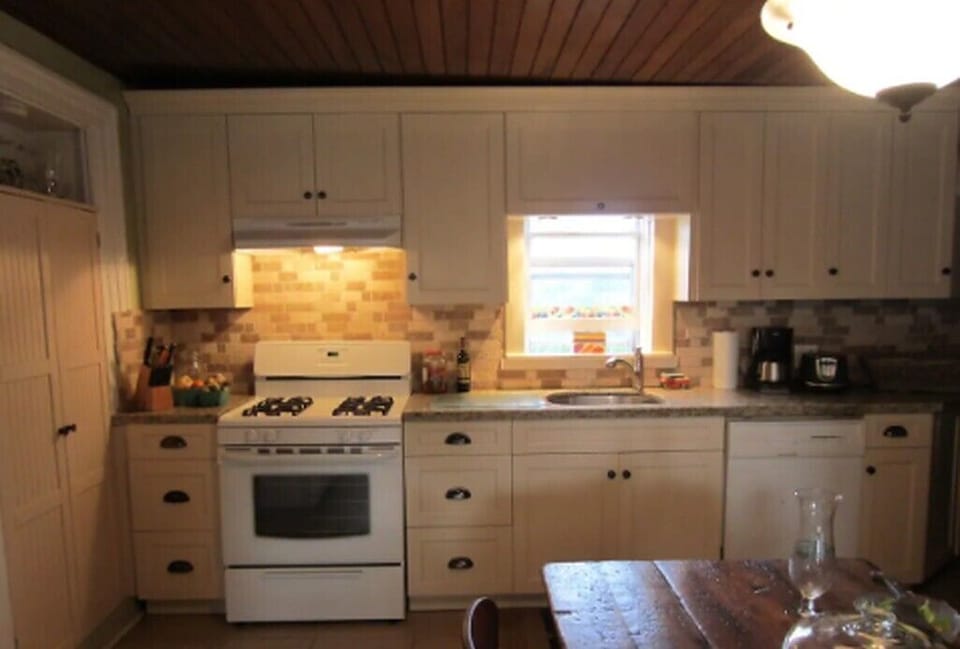 Remodeled kitchen lots of cupboards & granite counter tops.   New appliances.