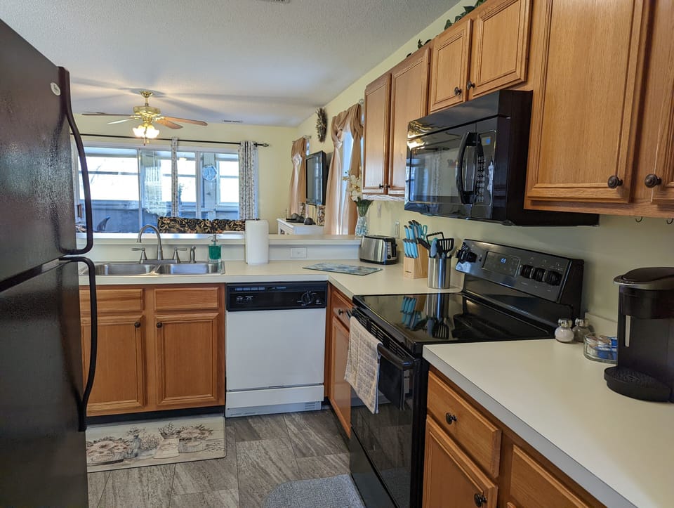Kitchen / full fridge / dishwasher