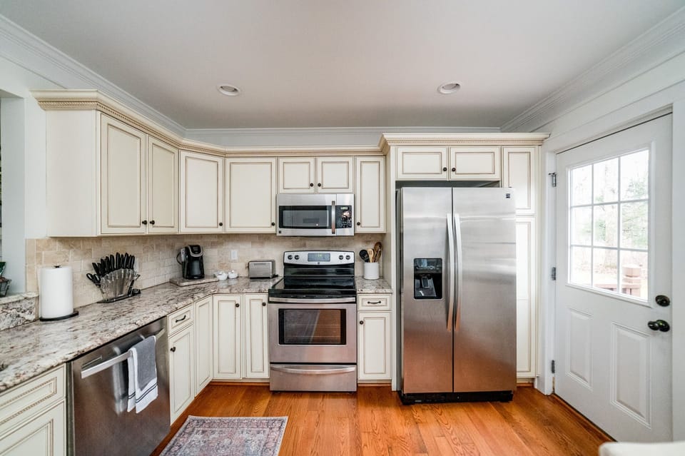 Ready stocked kitchen w/ pots & pans, dishware, etc. for you!