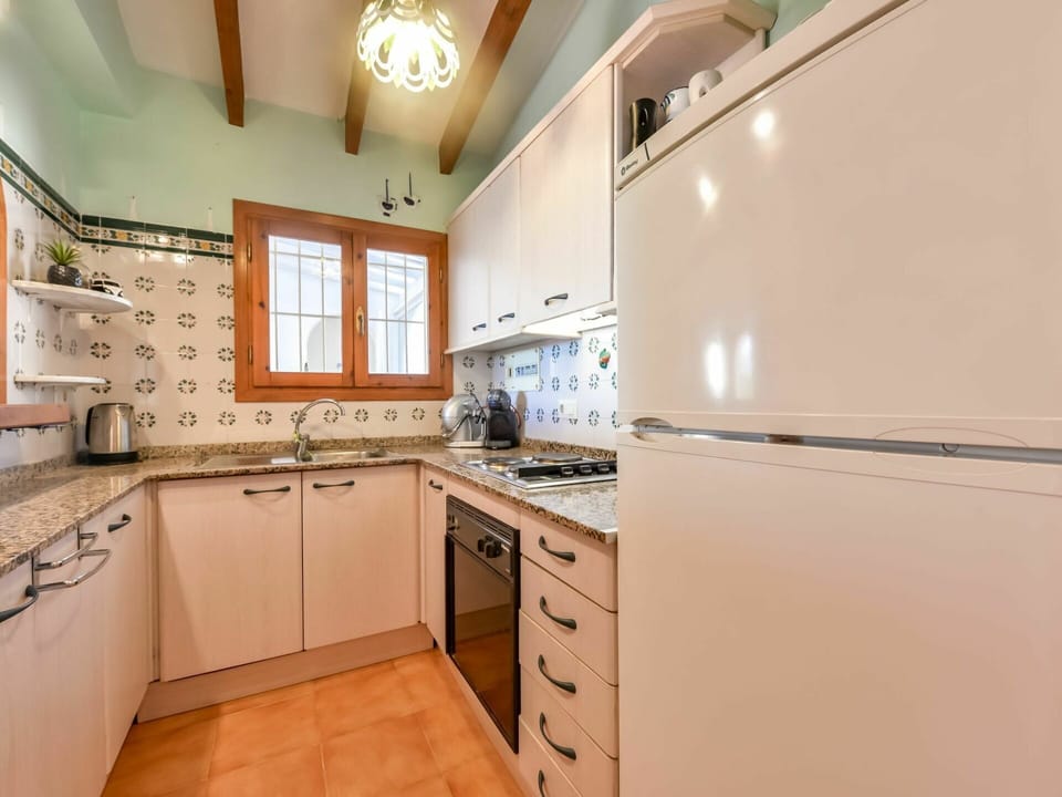 Cabinetry, Countertop, Furniture, Tap, Kitchen Sink, Sink, Building, Drawer, Wood, Kitchen