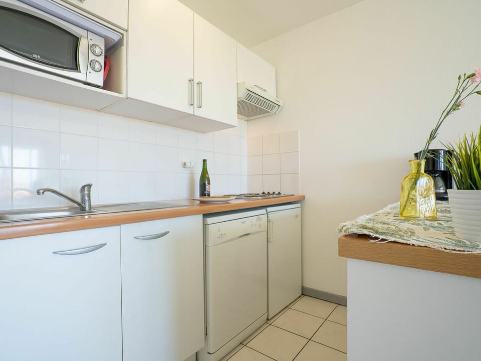 Kitchen Sink, Cabinetry, Sink, Property, Plant, Countertop, Tap, Kitchen Appliance, Interior Design, Flower