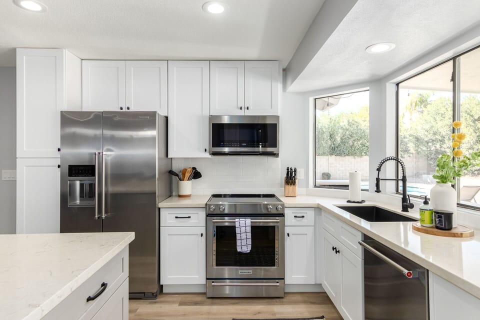 beautiful kitchen w/ upgraded SS appliances