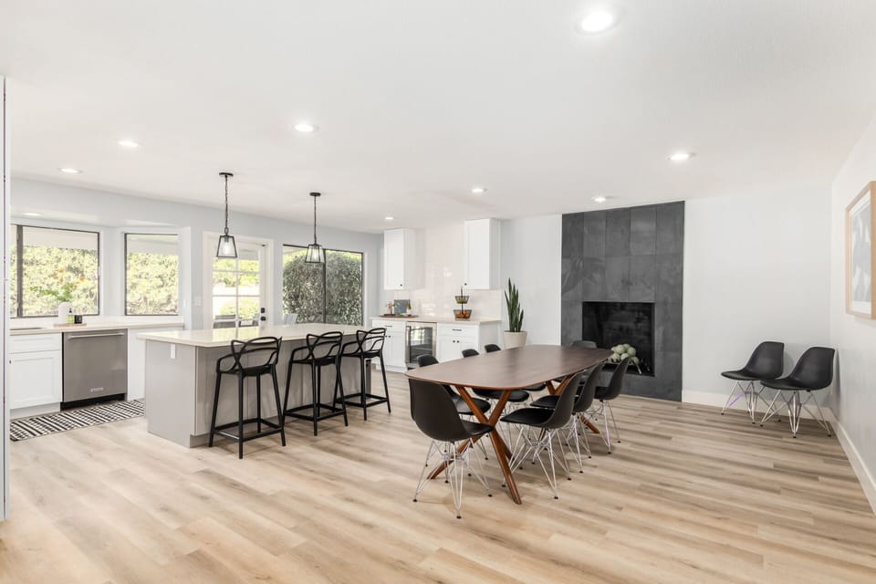 kitchen & dining area - dining table w/ seating for 8 & breakfast bar on kitchen island