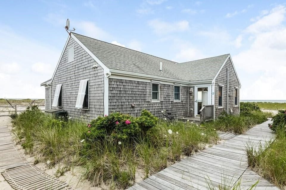 Lovely cottage right on Cape Cod Bay