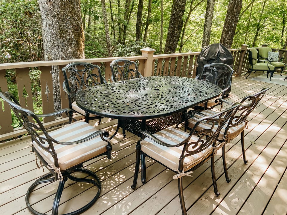 Outdoor dining with seating for 6.