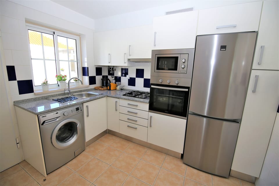 Fully fitted kitchen