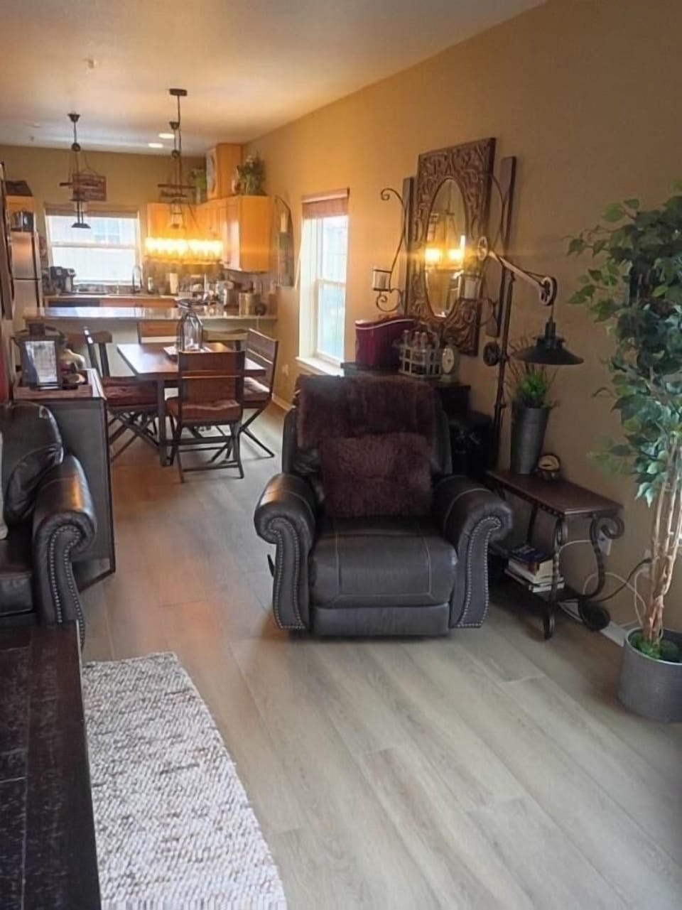 Living room w/ bar and ice maker behind chair