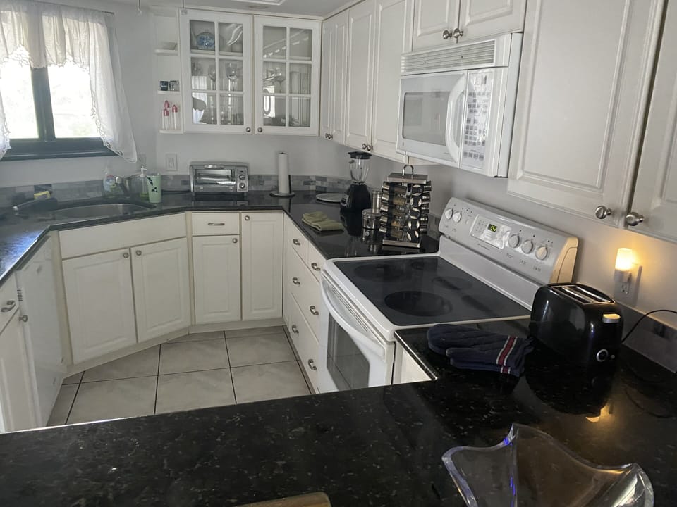 Kitchen with full appliances