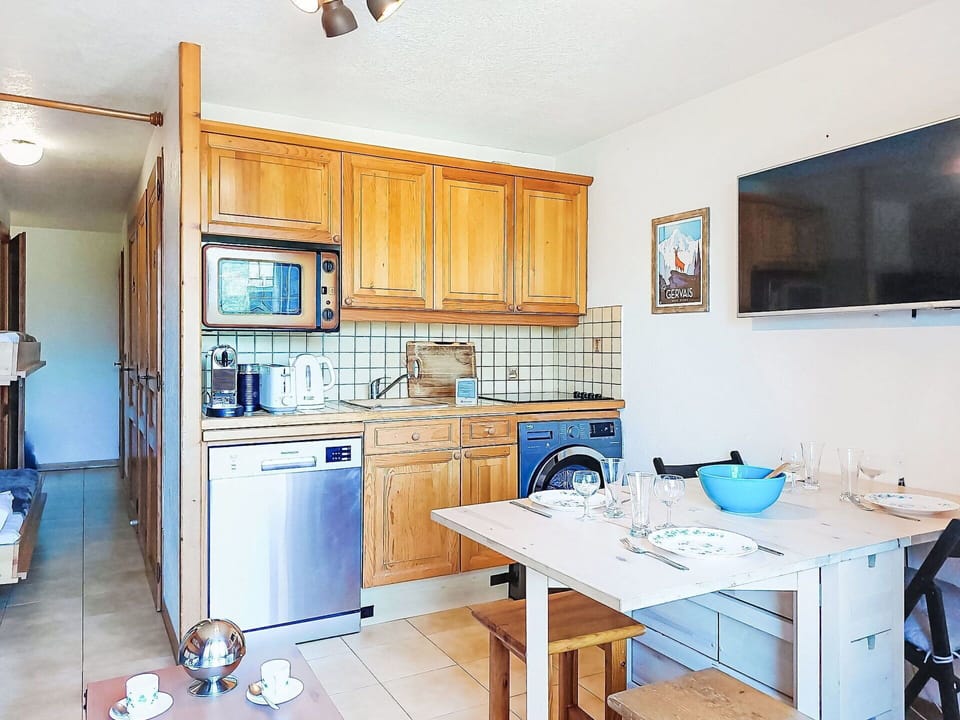 Furniture, Wood, Interior Design, Flooring, Ceiling, Floor, Cabinetry, Room, Kitchen, Countertop