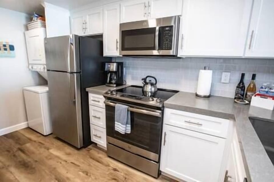 Fully stocked kitchen with a washer and dryer