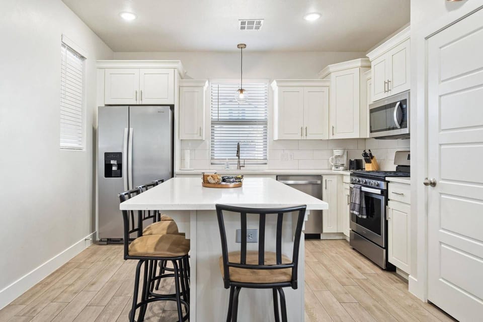 Additional Seating at the Bar for Kids or a quick Snack between Biking or Hiking Adventures