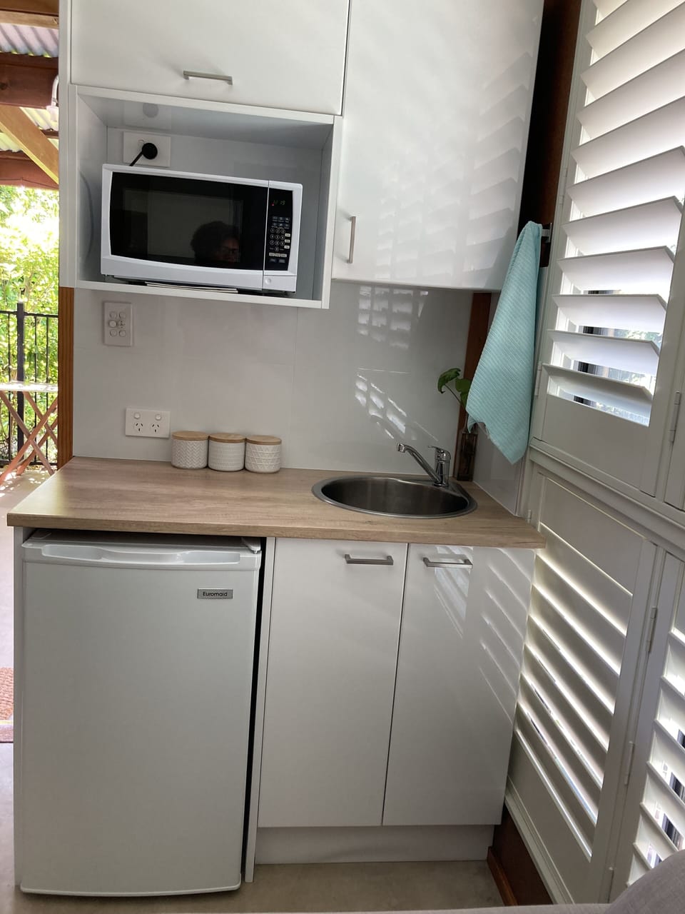 Kitchenette with bar fridge 