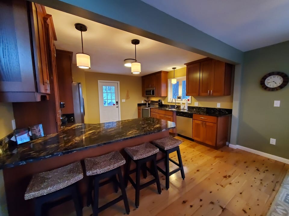 Breakfast bar with 4 countertop stools.