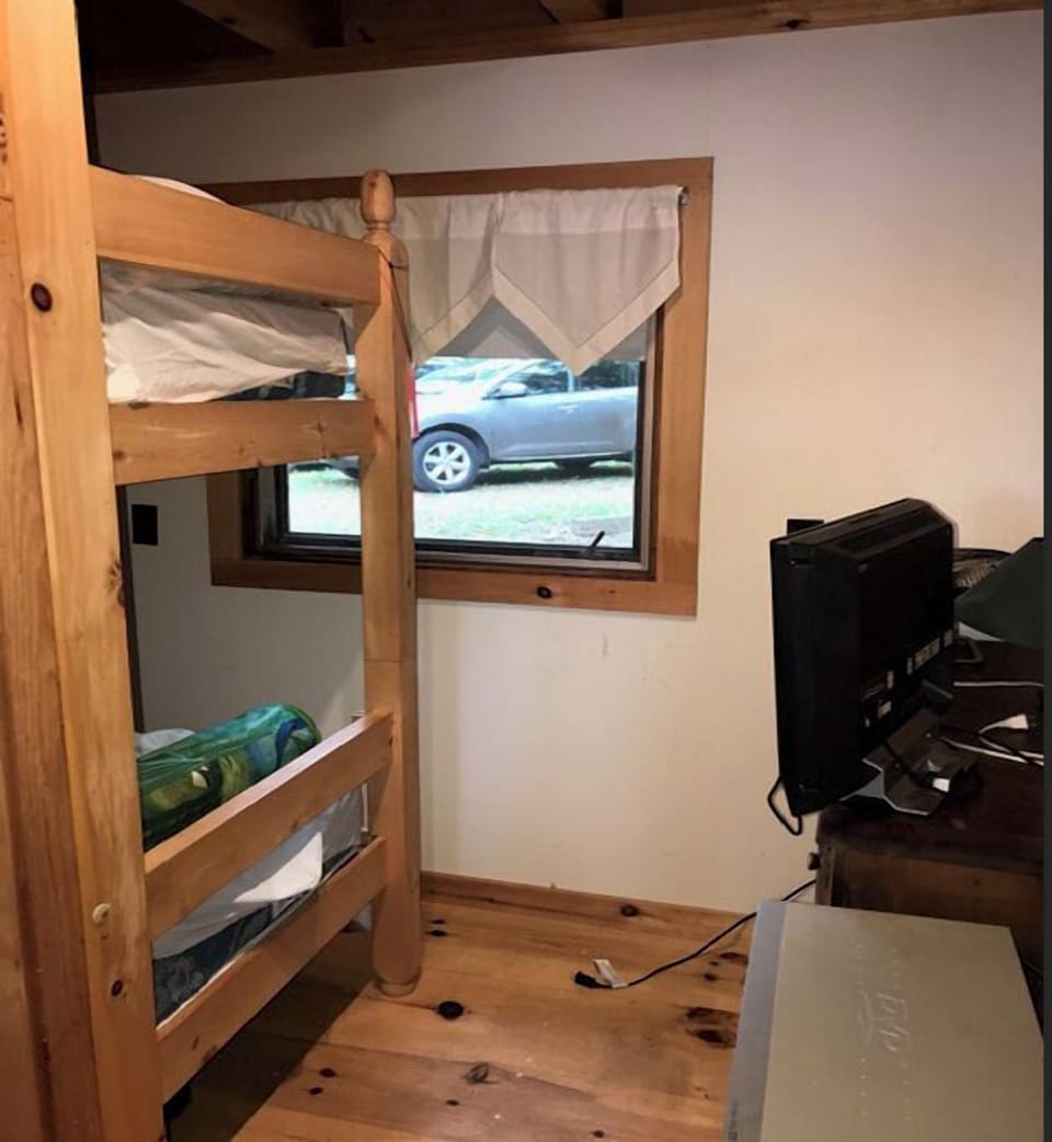 L Shaped bedroom with Bunk Beds 