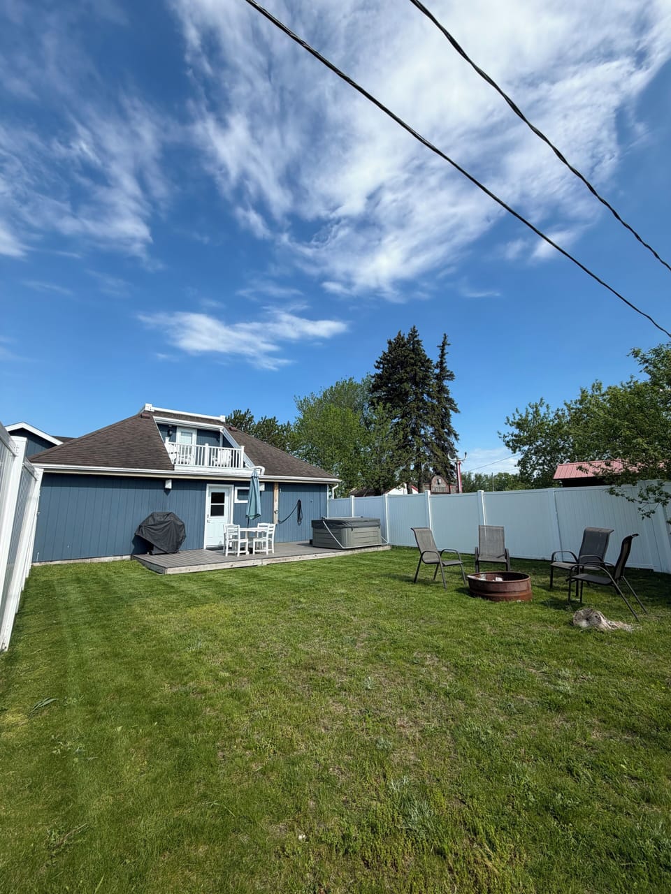 Private Backyard/deck with propane grill, fire pit, hot tub and table/umbrella
