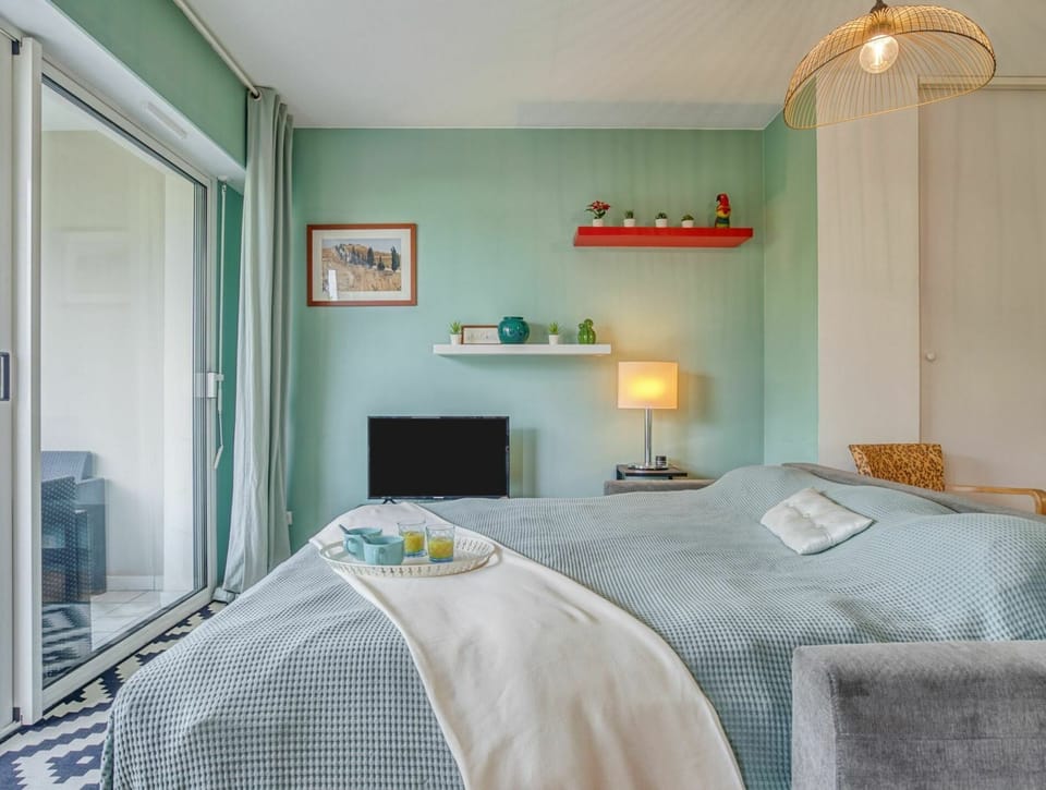 Property, Furniture, Comfort, Azure, Wood, Textile, Interior Design, Bed Frame, Shade, Floor