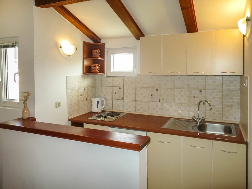 Brown, Cabinetry, Kitchen Sink, Countertop, Sink, Tap, Property, Plumbing Fixture, Wood, Picture Frame