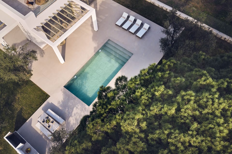 Featuring a private pool, BBQ & spectacular outdoor lounge settings.