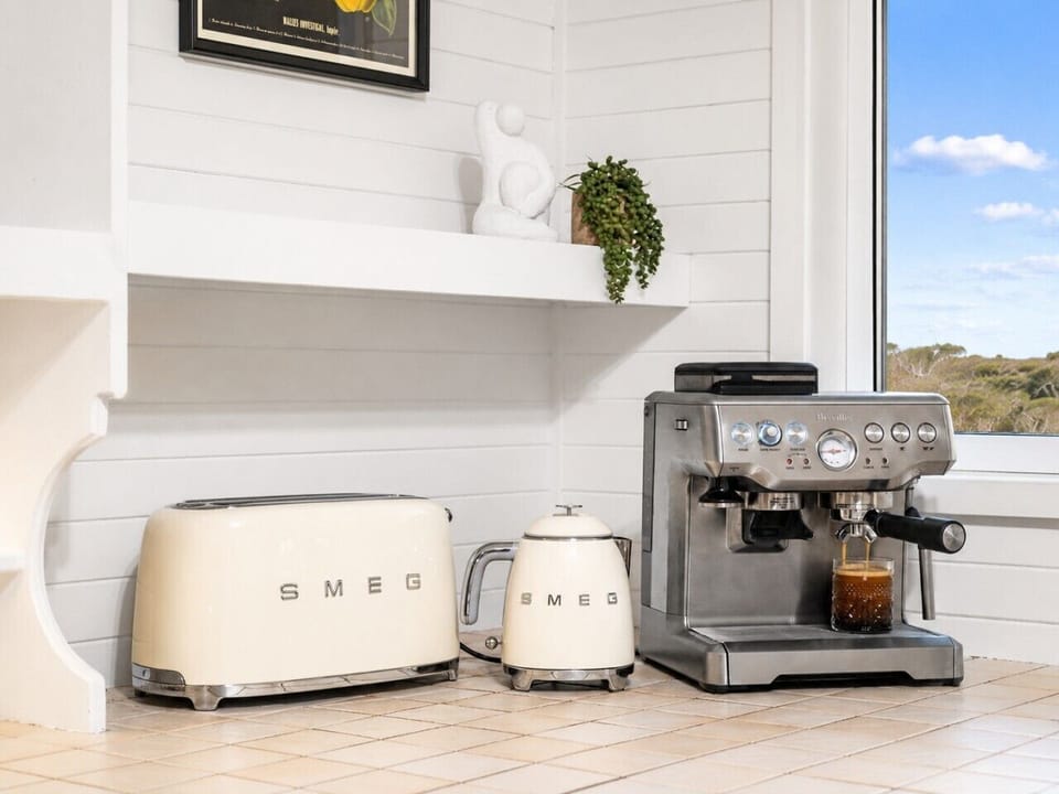Smeg essentials for effortless mornings.