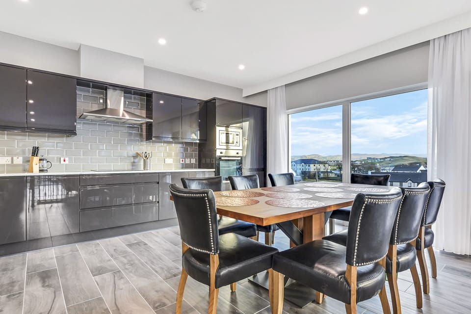 Kitchen / Dining Area