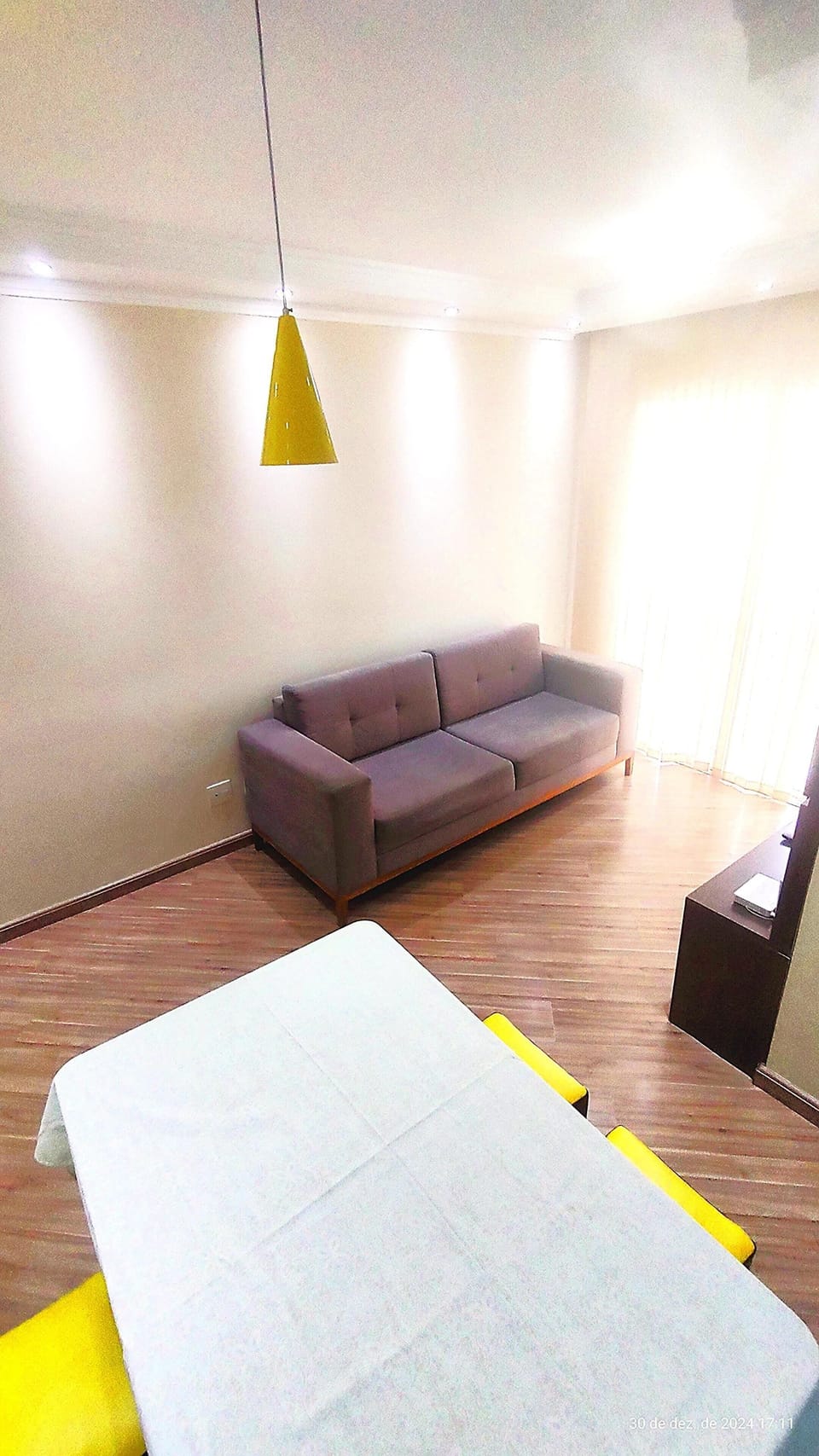 Sala de Estar: Sofá, TV, Wi-Fi, Mesa e pufs, Iluminação!