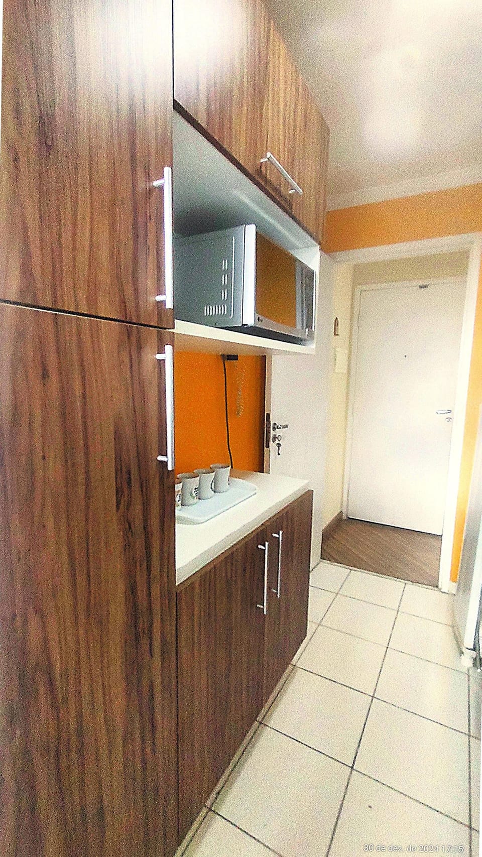 Cozinha com Geladeira, Fogão, Forno, Microondas, Talheres, Louças e Panelas