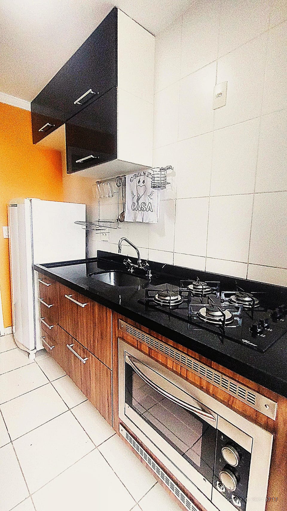 Cozinha com Geladeira, Fogão, Forno, Microondas, Talheres, Louças e Panelas