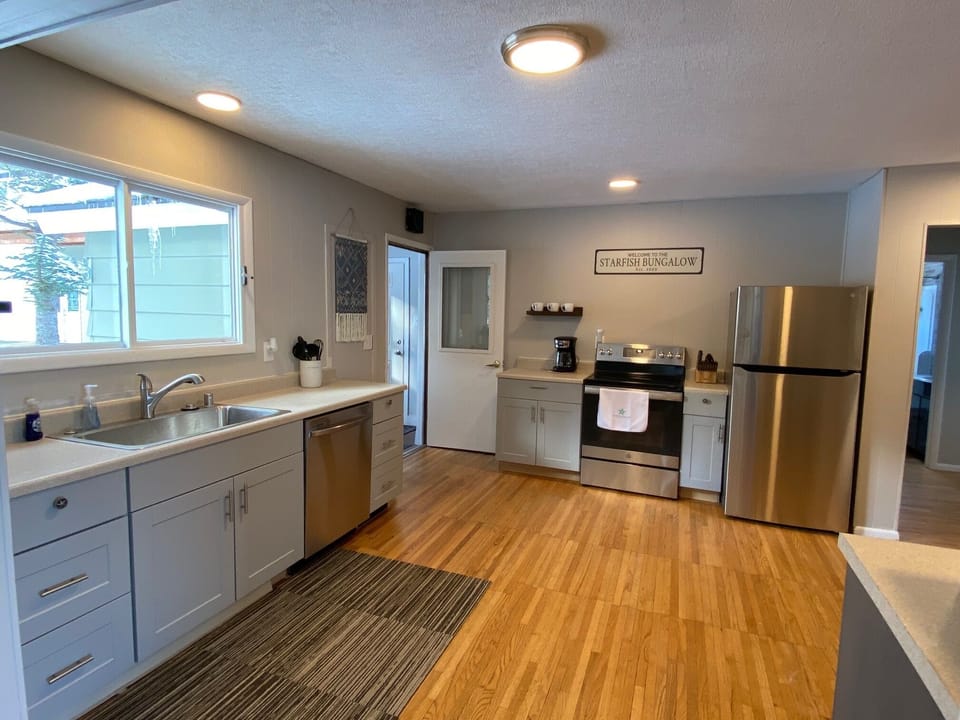 STARFISH BUNGALOW FULLY APPOINTED KITCHEN 
NEWLY REMODELED