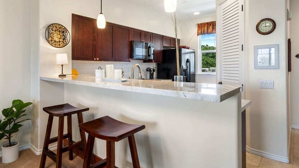 Fully equipped kitchen with breakfast bar