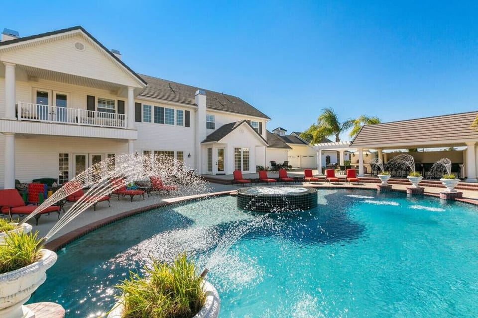 [Heated Pool] Resort Style saltwater heated pool and spa with loungers for relaxing