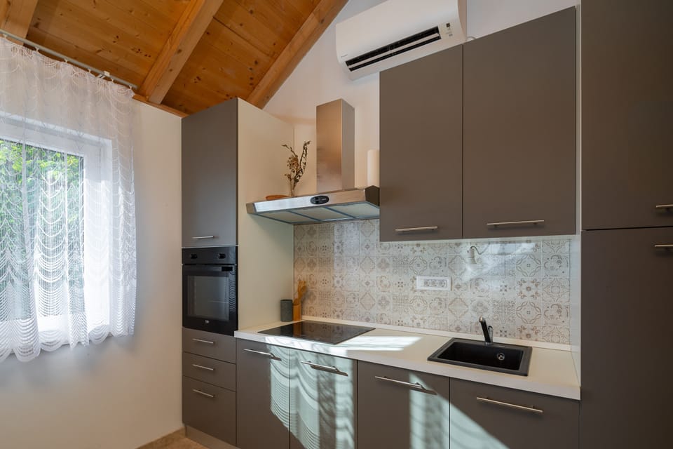 The fully equipped kitchen