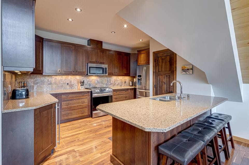 Enjoy the spacious kitchen - high end appliances!