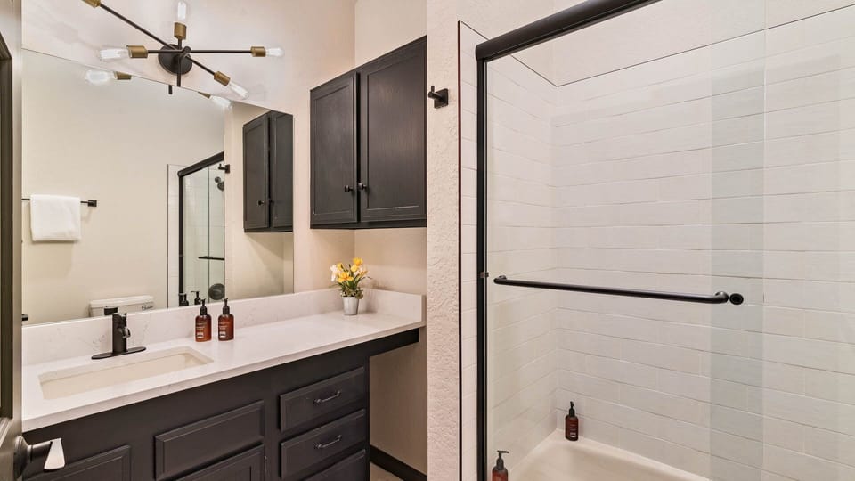 Bathroom 3 - Split king ensuite with vanity and tub shower combination