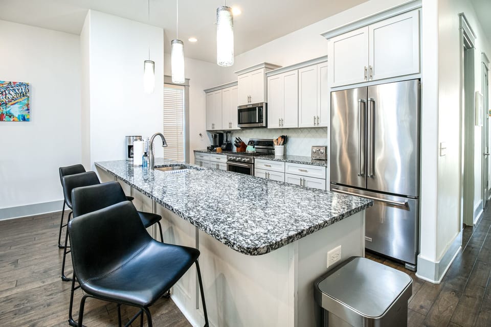 Kitchen counter can seat 4 comfortably